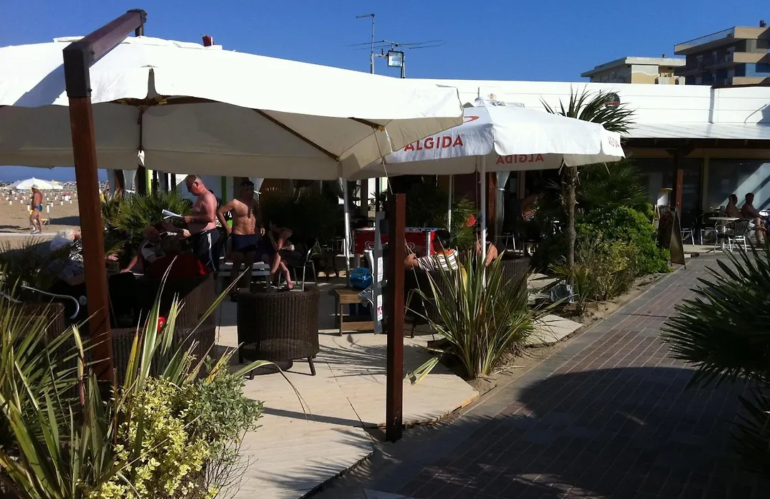 Viva Beach Hotel - 20M From The Beach & Large Breakfast-1